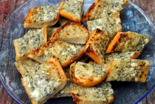 Blue-cheese-crostini
