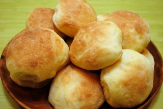 Dinner-rolls-plate