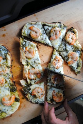 Shrimp-pizza-cutting