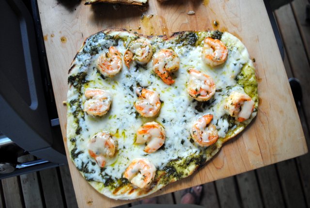 Shrimp-pizza-cooked-aerial