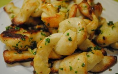 GARLIC KNOTS